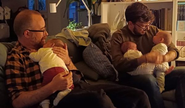 «Nunca imaginamos ser padres de trillizas»: la singular historia de una pareja gay española que adoptó a tres hermanas recién nacidas