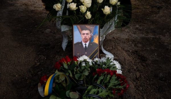 Rusia y Ucrania: el solitario funeral de un joven soldado ucraniano