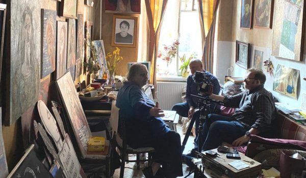Rusia y Ucrania: la artista rusa de 76 años que desafía a Putin