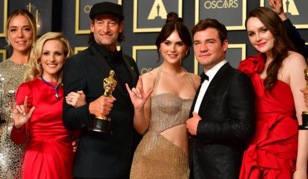 Oscar 2022: las claves que explican el repentino éxito de CODA, el pequeño filme independiente que ganó el premio a la mejor película