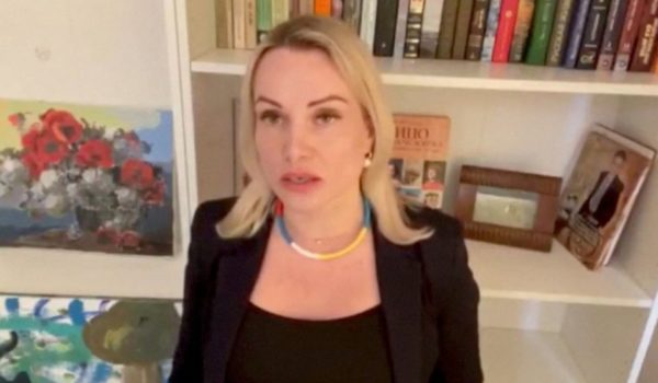 Rusia y Ucrania: quién es Marina Ovsyannikova, la periodista que desafió al Kremlin en uno de los canales de TV más populares de Rusia