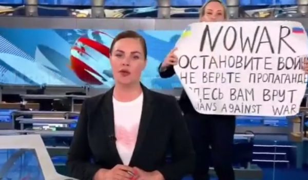 Rusia y Ucrania: una mujer interrumpe un noticiero ruso con un cartel en contra de la guerra