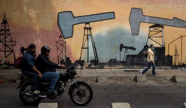 Suspicacia y dudas imperan ante el «histórico» acuerdo petrolero entre Venezuela y EE.UU.