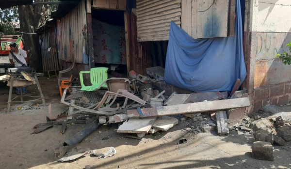 En escombros quedó convertida parte de la casa donde se estrellaron con un automóvil que huían de la Policía. LA PRENSA