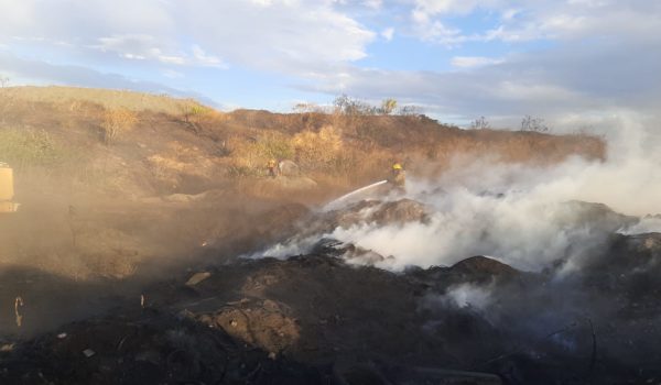 Incendio en predio baldío sobre la carretera a Xiloá se resiste a los bomberos