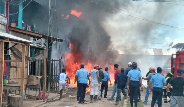 Seix casas se quemaron y un hombre murió a consecuenci de un incendio la tarde del martes en Prinzapolka, Región Autónoma del Caribe Norte de Nicaragua. LA PRENSA/ Cortesía