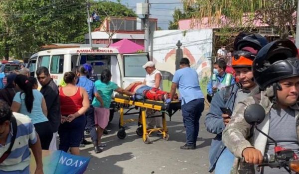 Los lesionados y las tres víctimas mortale fueron trasladados al Hospital Fernando Vélez Paiz. LA