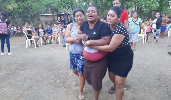Silvia Elena López destrozada por la muerte de su hijo Orlando López Sánchez, de 12 años. LA PRENSA