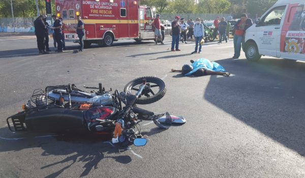 Sobre el pavimento ya hace el cuerpo sin vida del motociclista Samir Alexander López Guido. LA PRENSA/Cortesía