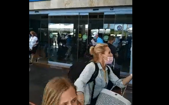 Pánico y tensión tras reporte de detonaciones en un aeropuerto de Cancún, en México