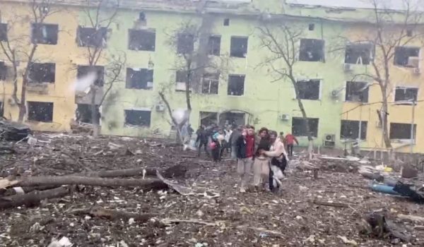 Rusia y Ucrania | “Es un crimen de guerra”: el bombardeo a una maternidad y hospital infantil en Mariúpol atribuido a Rusia causa indignación internacional