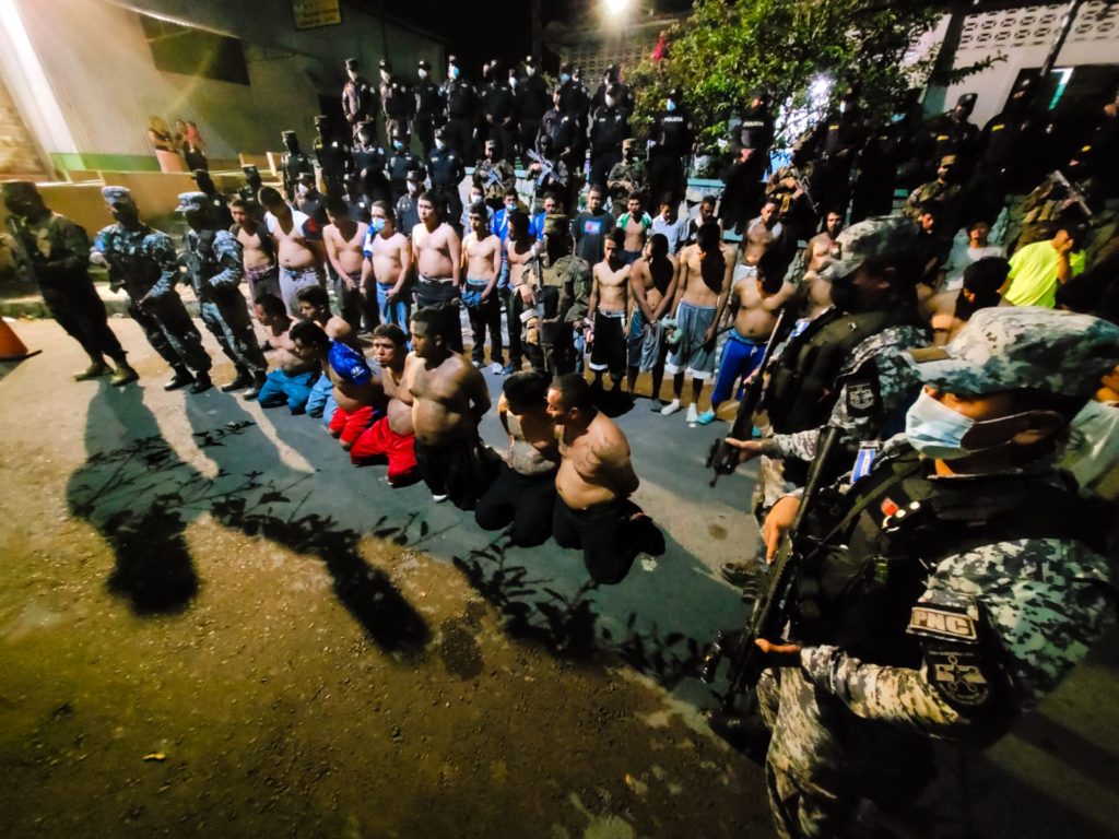 Foto tomada de un tuit de la Policía Nacional Civil de El Salvador. Muestra a supuestos pandilleros capturados. LA PRENSA/ARCHIVO