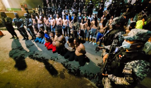 Foto tomada de un tuit de la Policía Nacional Civil de El Salvador. Muestra a supuestos pandilleros capturados. LA PRENSA/ARCHIVO