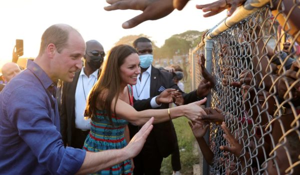 Las controversiales imágenes del príncipe William y su esposa en Jamaica que reflejan «cómo el mundo ha cambiado»