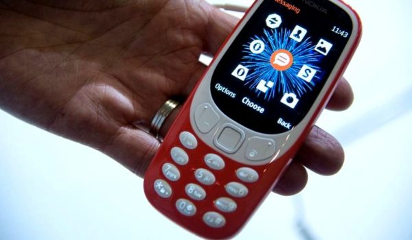 «Teléfonos tontos»: el resurgir de los celulares no inteligentes en un mundo hiperconectado