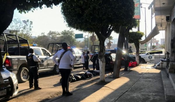 Encuentran 6 cabezas sobre un vehículo junto a un cartel de advertencia en el estado mexicano de Guerrero