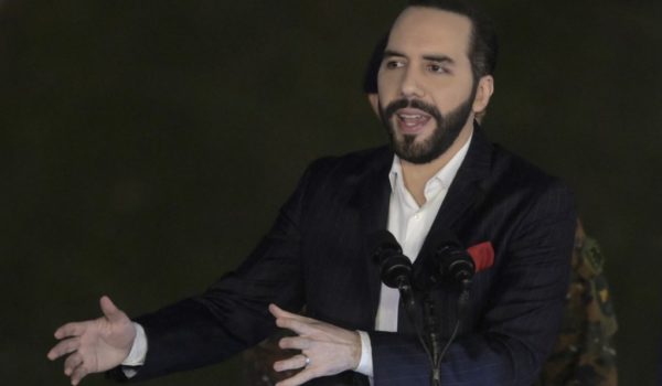 Asamblea de El Salvador, a petición de Bukele, fija los precios de los combustibles por dos meses