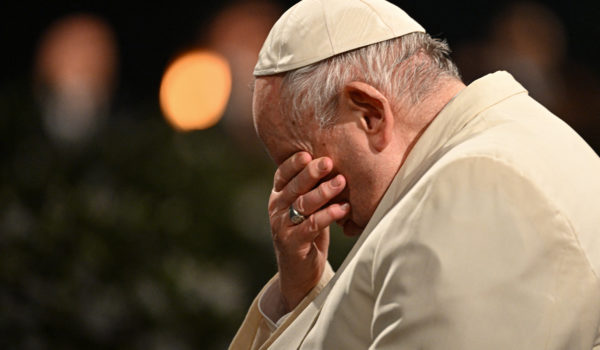 Papa Francisco ora por la paz en Viacrucis del Viernes Santo en el Coliseo romano