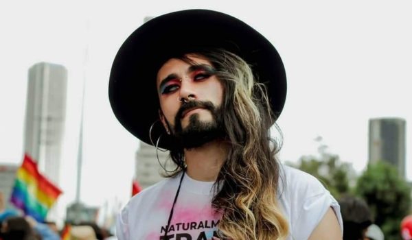 «Me obligaban a orar y a sacarme al ‘demonio’ que tenía dentro»: el duro relato de una colombiana sometida a una terapia de conversión gay