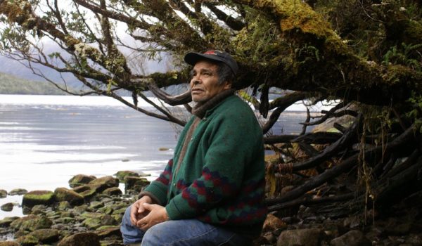 Cómo es el kawésqar, el idioma que solo hablan 8 personas en el mundo (y la carrera de un lingüista por salvarlo de la extinción)