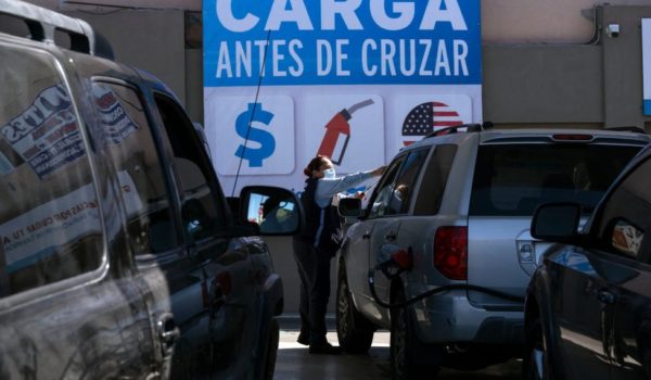 «Para ahorrar, carga antes de cruzar»: los estadounidenses que viajan a México para comprar gasolina más barata