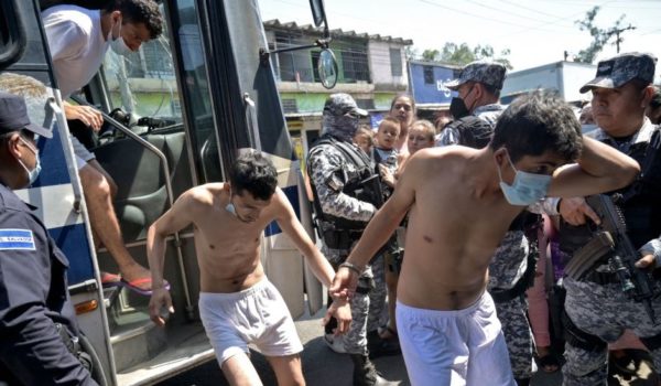 Bukele contra las maras: 5 claves para entender la controvertida ofensiva sin precedentes del gobierno de El Salvador contra las pandillas