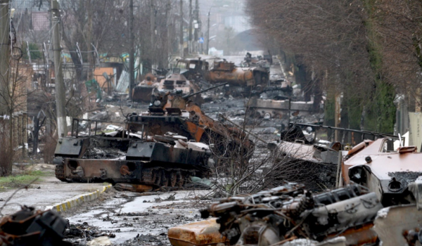 Rusia y Ucrania: el reguero de cadáveres y cementerio de tanques en Bucha, un suburbio de Kiev, tras la retirada de tropas rusas