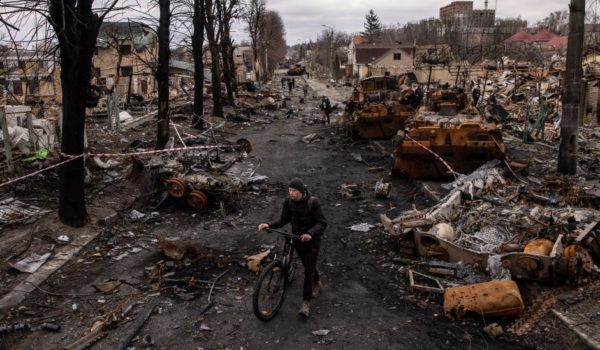 «Esto fue hecho por profesionales, probablemente británicos»: las tácticas del Kremlin para negar las atrocidades cometidas en Ucrania