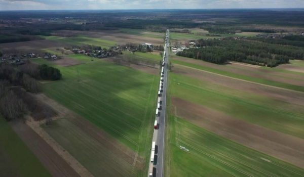La gigantesca fila de más de 80 km que formaron los últimos camiones de carga rusos en abandonar la Unión Europea