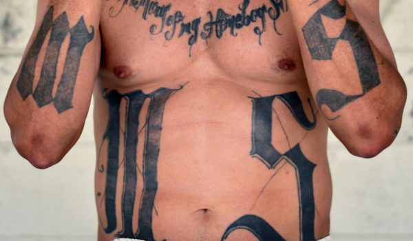 Bukele contra las maras | «No debo nada, me quieren capturar por tener las letras MS tatuadas»: los expandilleros atrapados en la «guerra» del gobierno de El Salvador