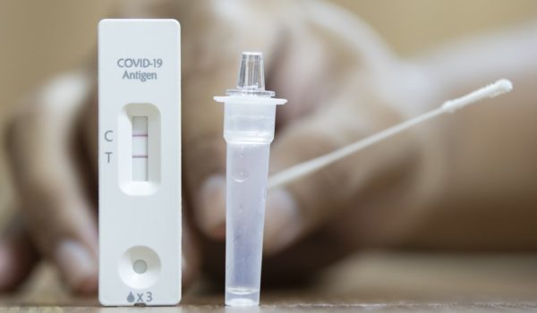 Covid-19: la mujer que se contagió dos veces en 20 días (y qué nos enseña su caso sobre las reinfecciones de SARS-CoV-2)