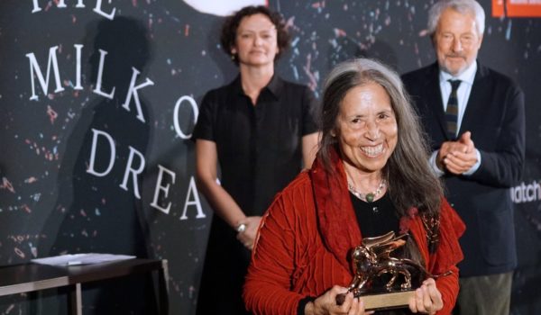 La extraordinaria carrera de Cecilia Vicuña, la chilena que recibió el León de Oro en la Bienal de Venecia 2022