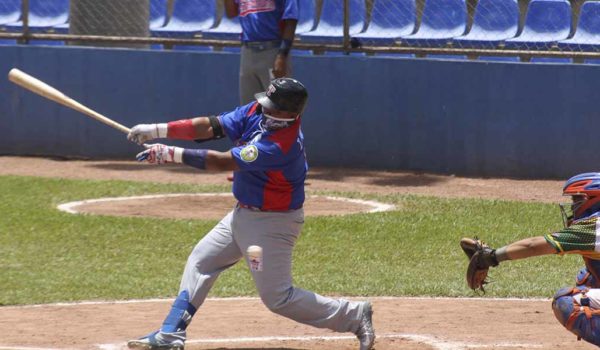Iván Hernández encabeza a los bateadores y hay una feroz batalla entre los jonroneros