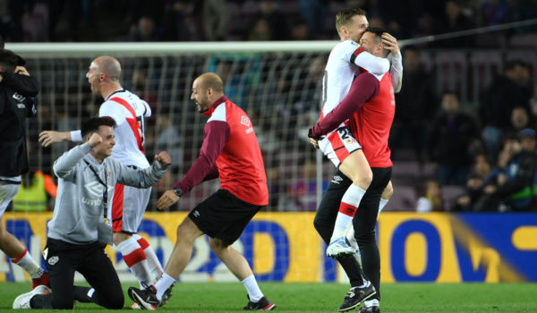 El Rayo Vallecano se le atraviesa al Barcelona y el Madrid acaricia el título