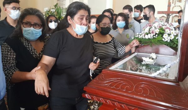 La profesora Lidia Velasquez atribulada frente al féretro de su hijo, Emmanuel Obando Velásquez. LA PRENSA