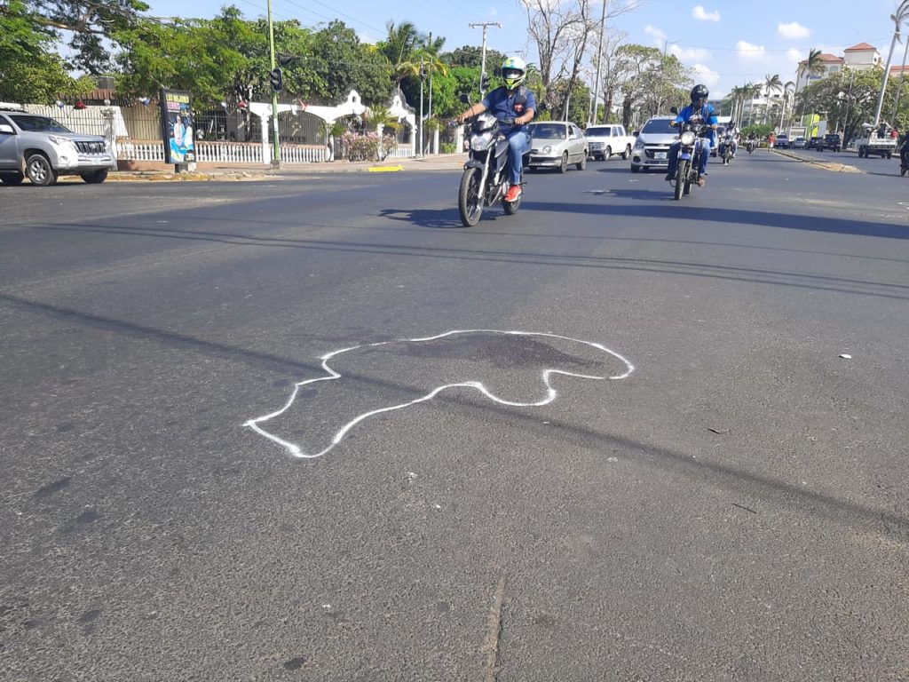 En primer plano aparece el sitio exacto donde cayó sin vida Ángela María Sandoval. LA PRENSA