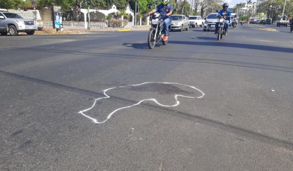 En primer plano aparece el sitio exacto donde cayó sin vida Ángela María Sandoval. LA PRENSA