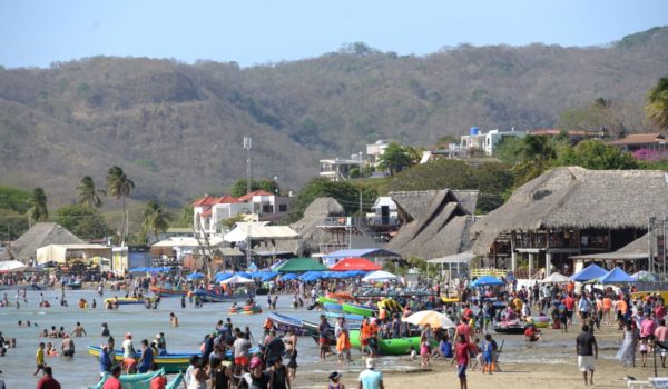San Juan del Sur con afluencia de veraneantes pero muy pocos con mascarillas
