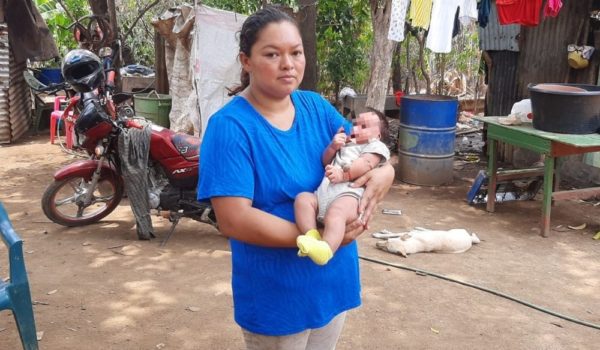 Daniela Guerrero García , sostiene en brazo a su bebé que estuvo secuestrado dos días. LA PRENSA