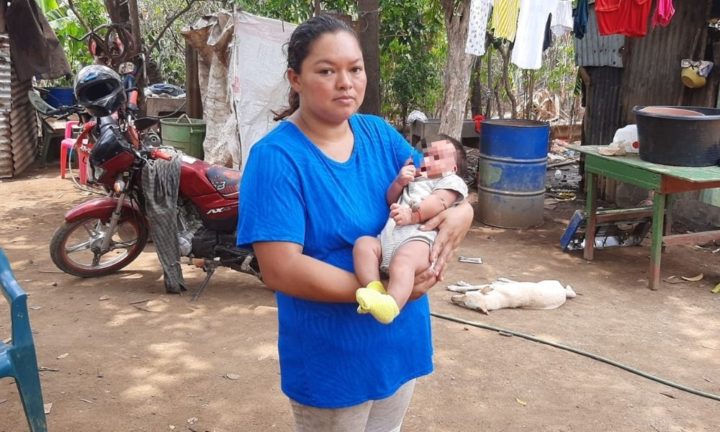 Daniela Guerrero García , sostiene en brazo a su bebé que estuvo secuestrado dos días. LA PRENSA