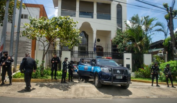 Policías se mantienen en el edificio de la OEA, mientras Rosario Murillo insiste en los ataques
