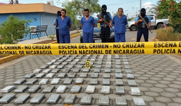 La Policía presentó a este martes a los tres hombres que trasegaban más de 110 kilos de cocaína. LA PRENSA/Cortesía