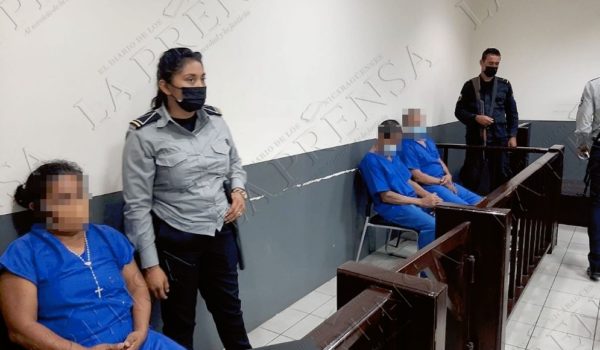 Dos hombres y una mujer fueron mandados a juicio por delitos sexuales en perjuicio de una niña que es hija y nieta de dos de los acusados. LA PRENSA