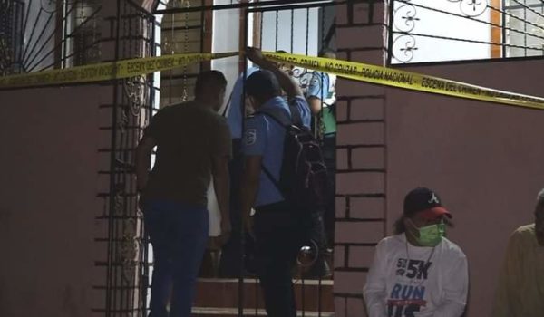 La Policía inicia las investigaciones en la casa de Carlos Arturo Maradiaga ultimado a garrotazos. LA PRENSA/Cortesía