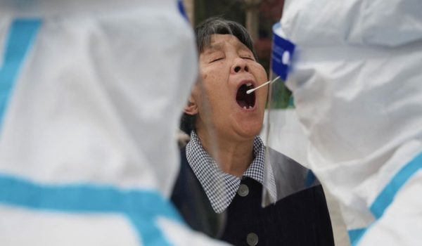 Covid en China: compras «de pánico» y test masivos en Pekín ante el repunte de casos y el miedo a un nuevo confinamiento