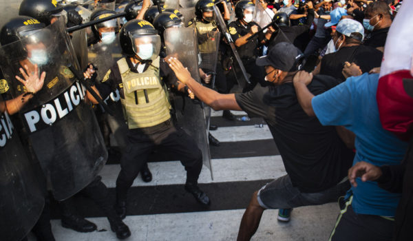 Peruanos marchan para exigir la renuncia del presidente Pedro Castillo