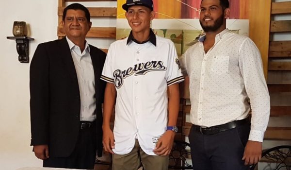 Prospecto nica de Milwaukee gana juego en Spring Training de Grandes Ligas