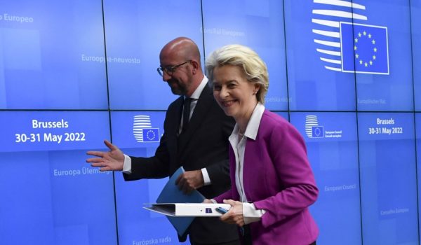 Unión Europea embarga la mayor parte del petróleo de Rusia, que avanza en el este de Ucrania