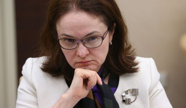 Quién es Elvira Nabiullina, la mayor banquera de Putin que utiliza su vestimenta para «decir lo que está pensando»