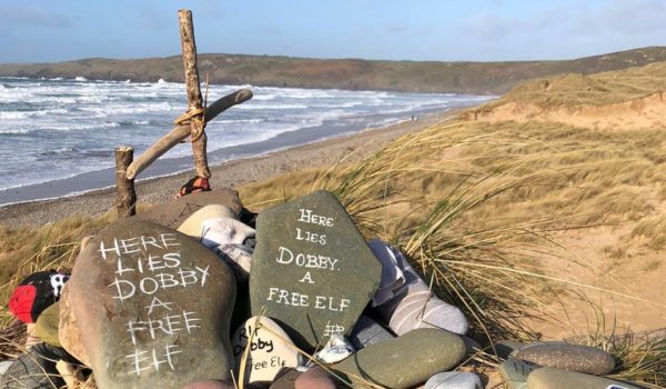 Por qué la tumba de Dobby, uno de los personajes de Harry Potter, se ha vuelto un problema para una playa en Gales